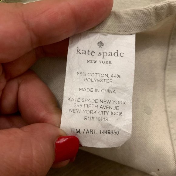 Kate Spade New York  Silver/Grey "Larabee Dot" Tablecloth 58"x99" and 6 Napkins - Picture 12 of 15